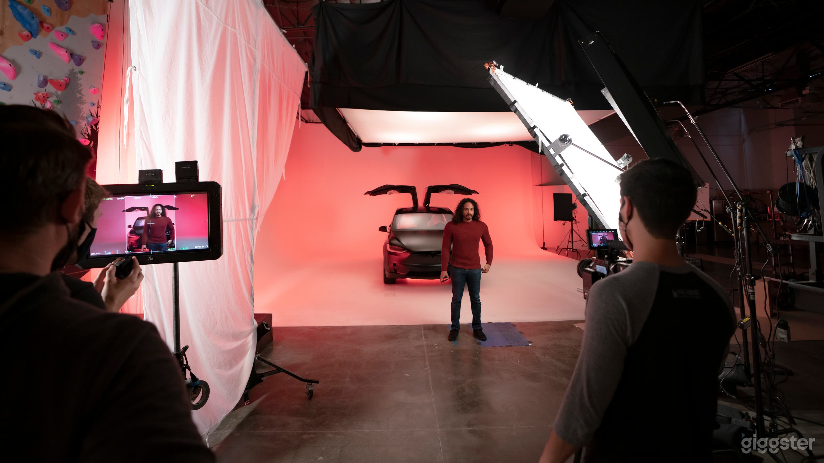 Huge 30 x 32 Cyclorama Studio Space for Video and Photo Photo 1