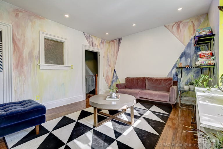  Artistic Loft: Lounge Room #1 