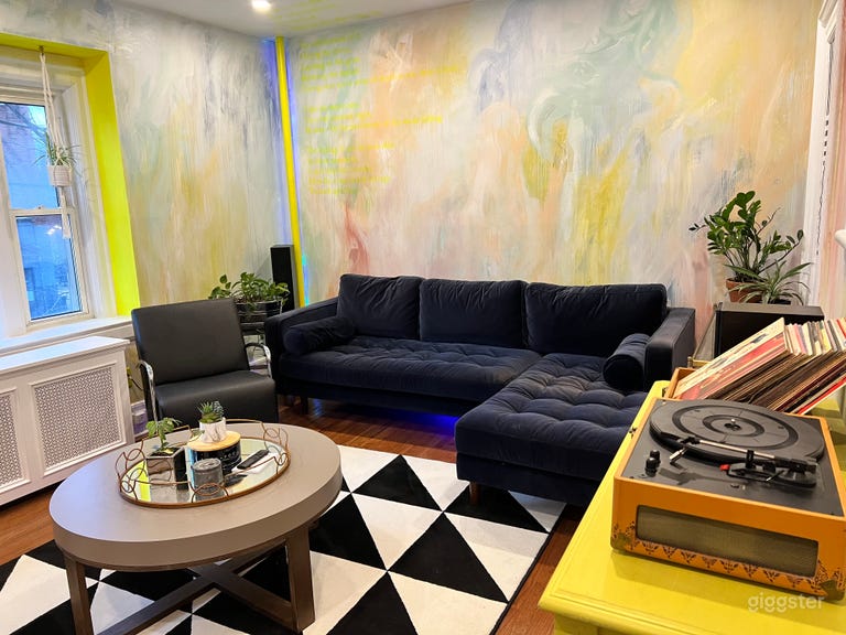  Artistic Loft: Lounge Room #1 