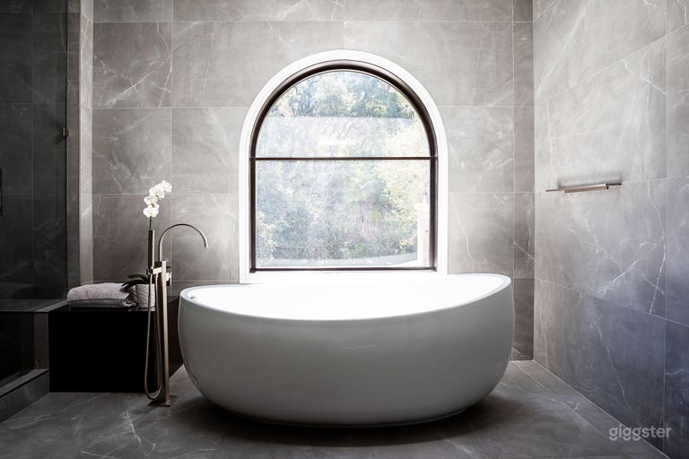  Baignoire principale avec vue 