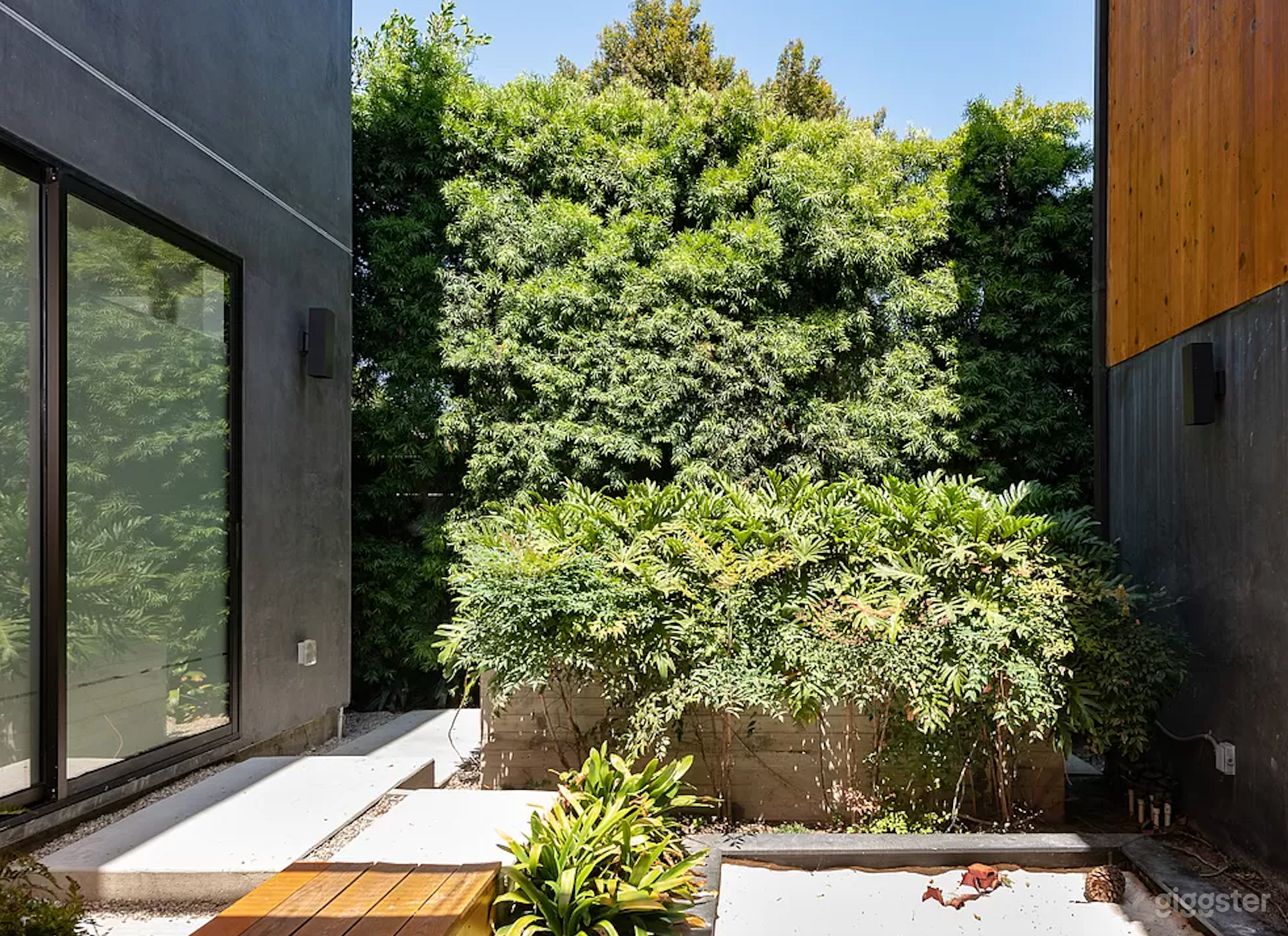 Indoor-Outdoor Venice Modern House Photo 2