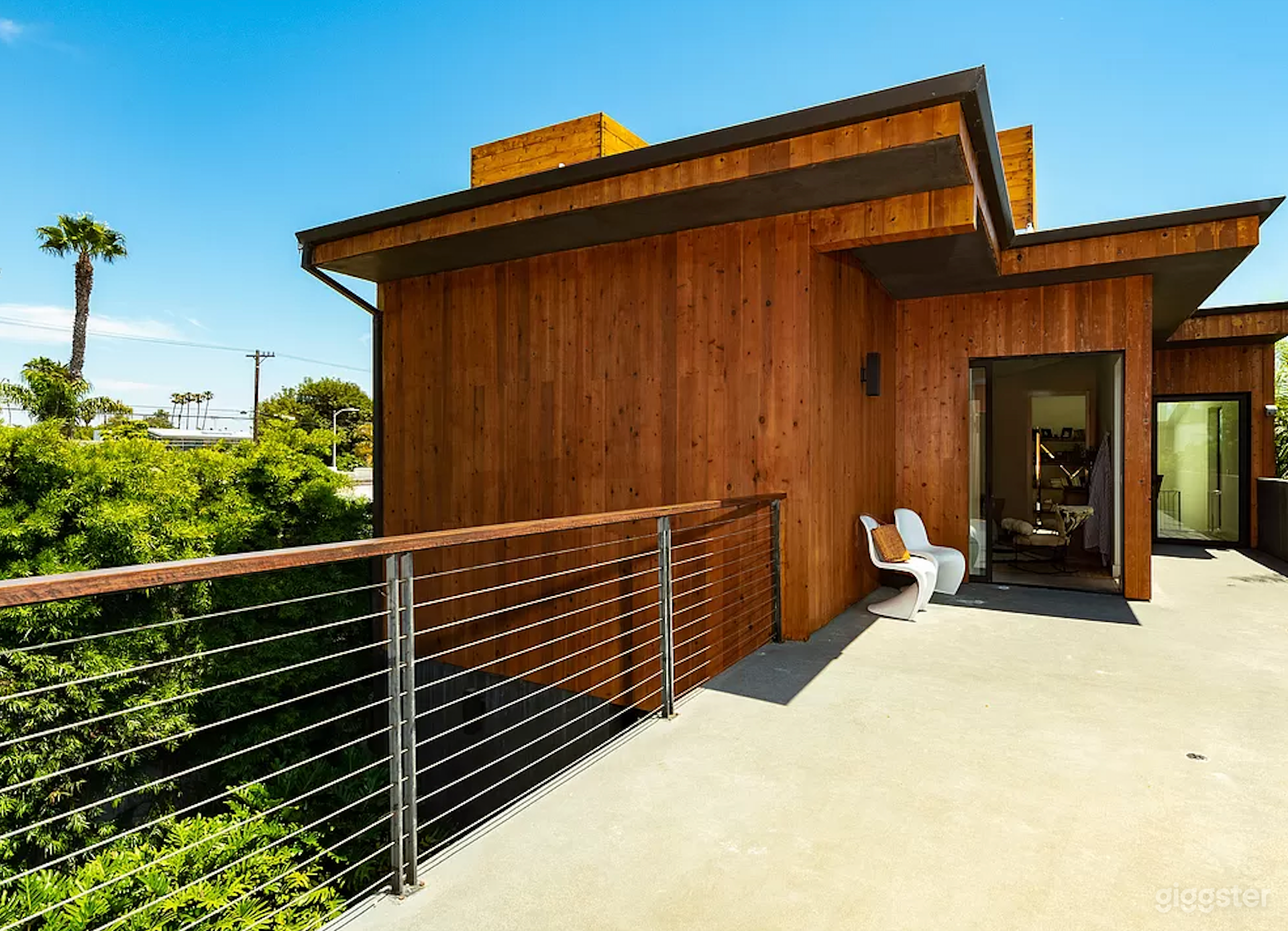 Indoor-Outdoor Venice Modern House Photo 3