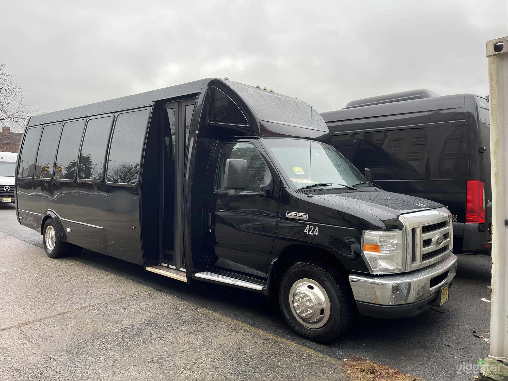 Ford F550 Mini Bus 76 Photo 1