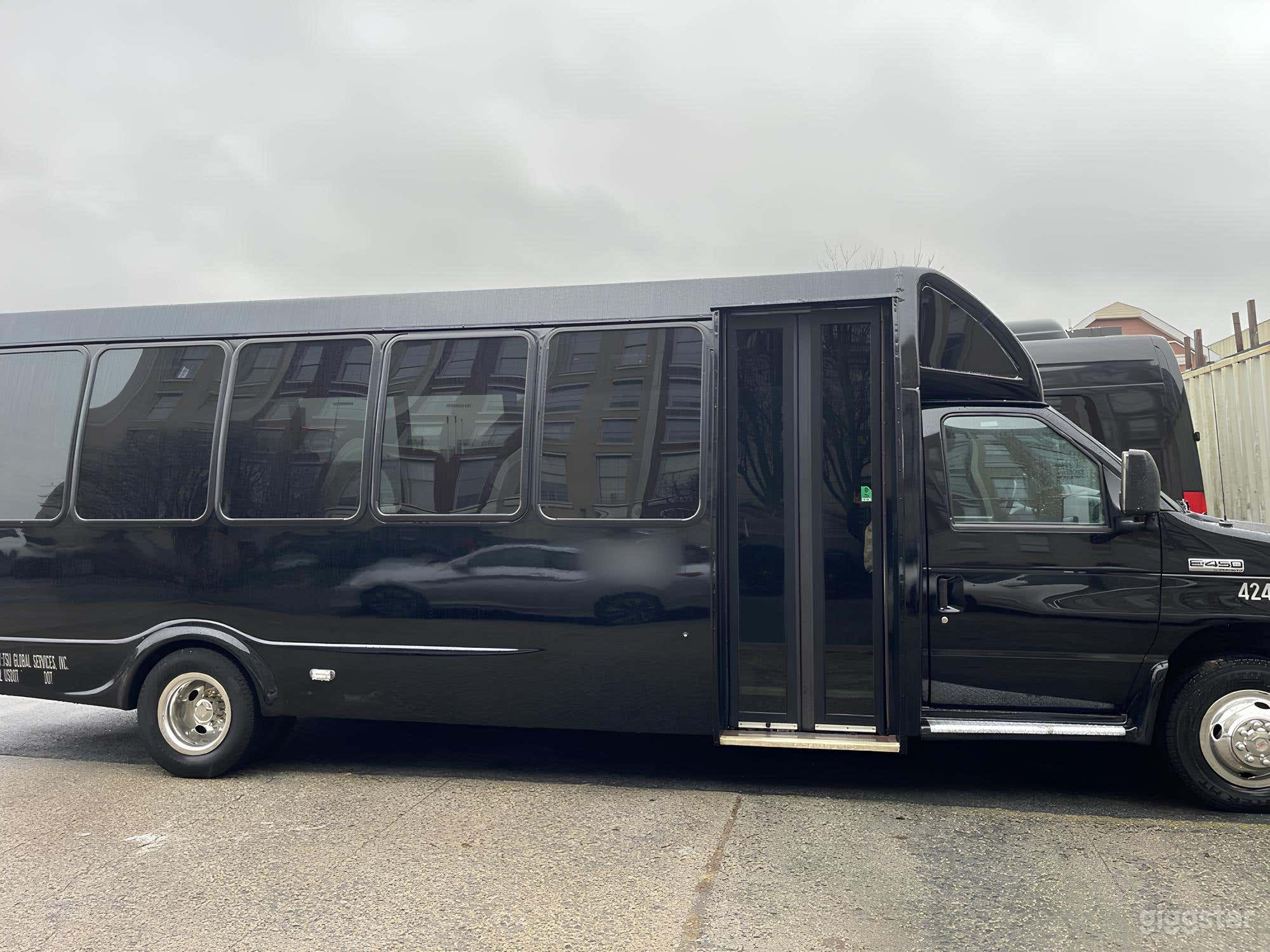 Ford F550 Mini Bus 76 Photo 2