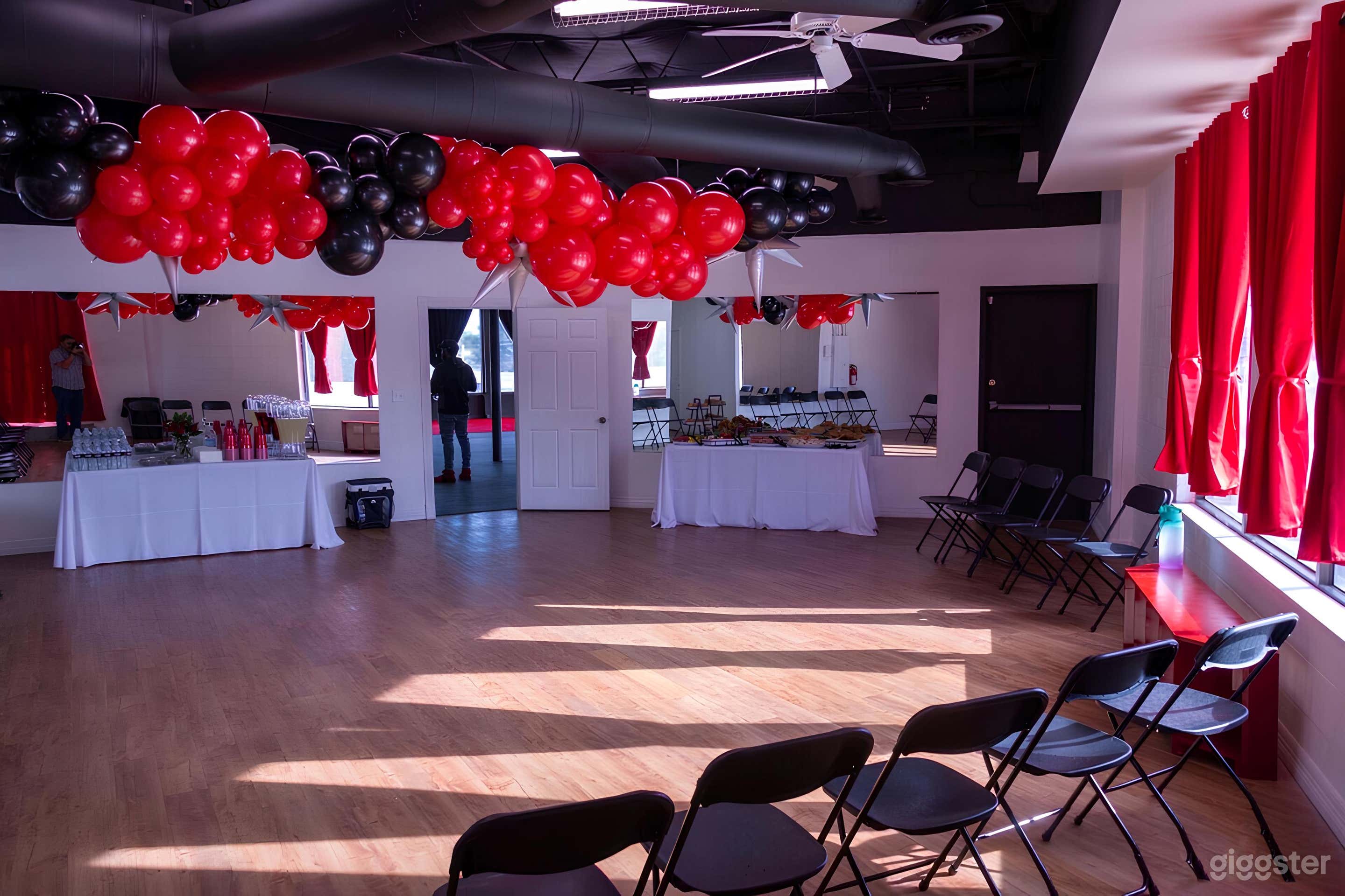 Versatile Studio with Natural Light Photo 1