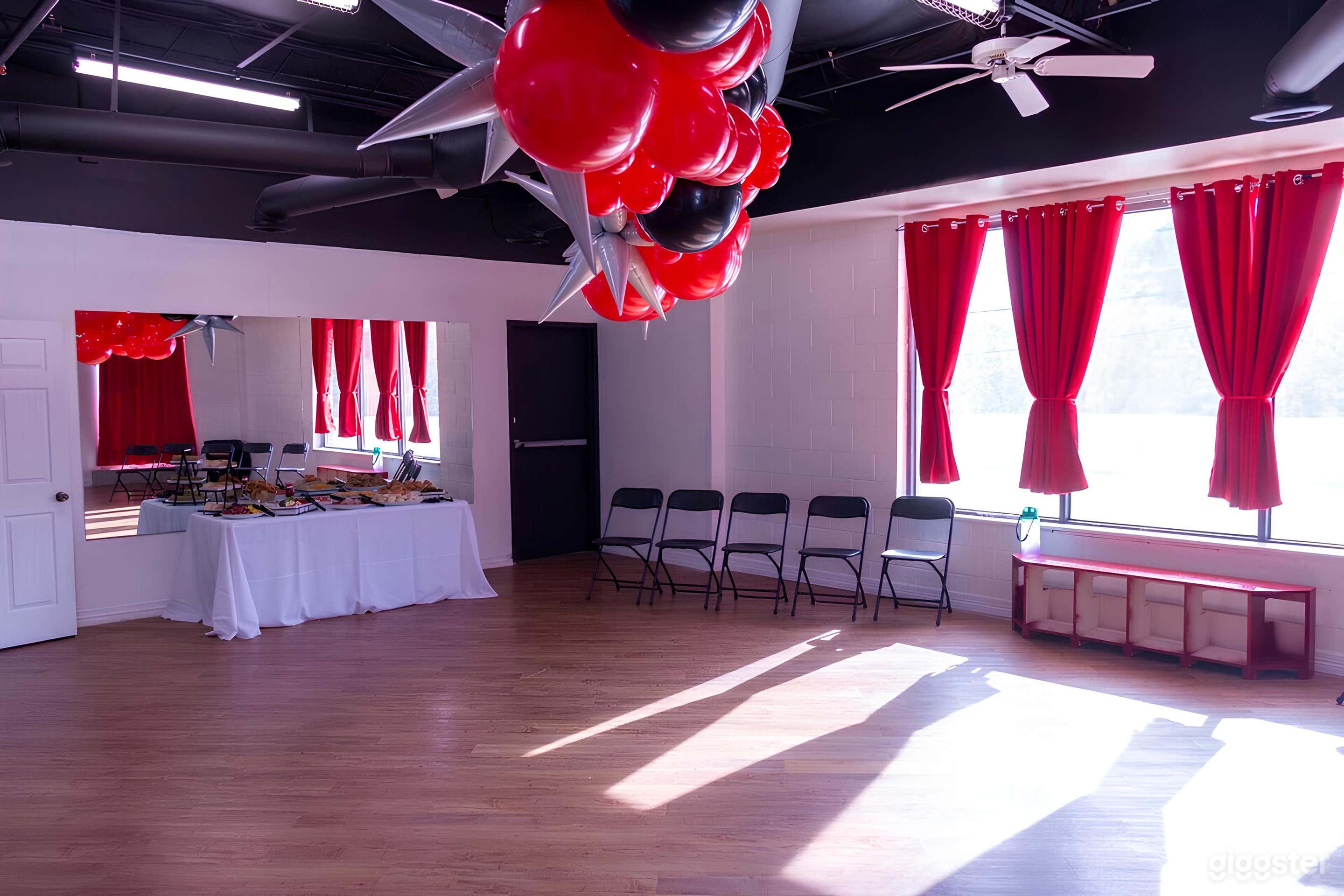 Versatile Studio with Natural Light Photo 2