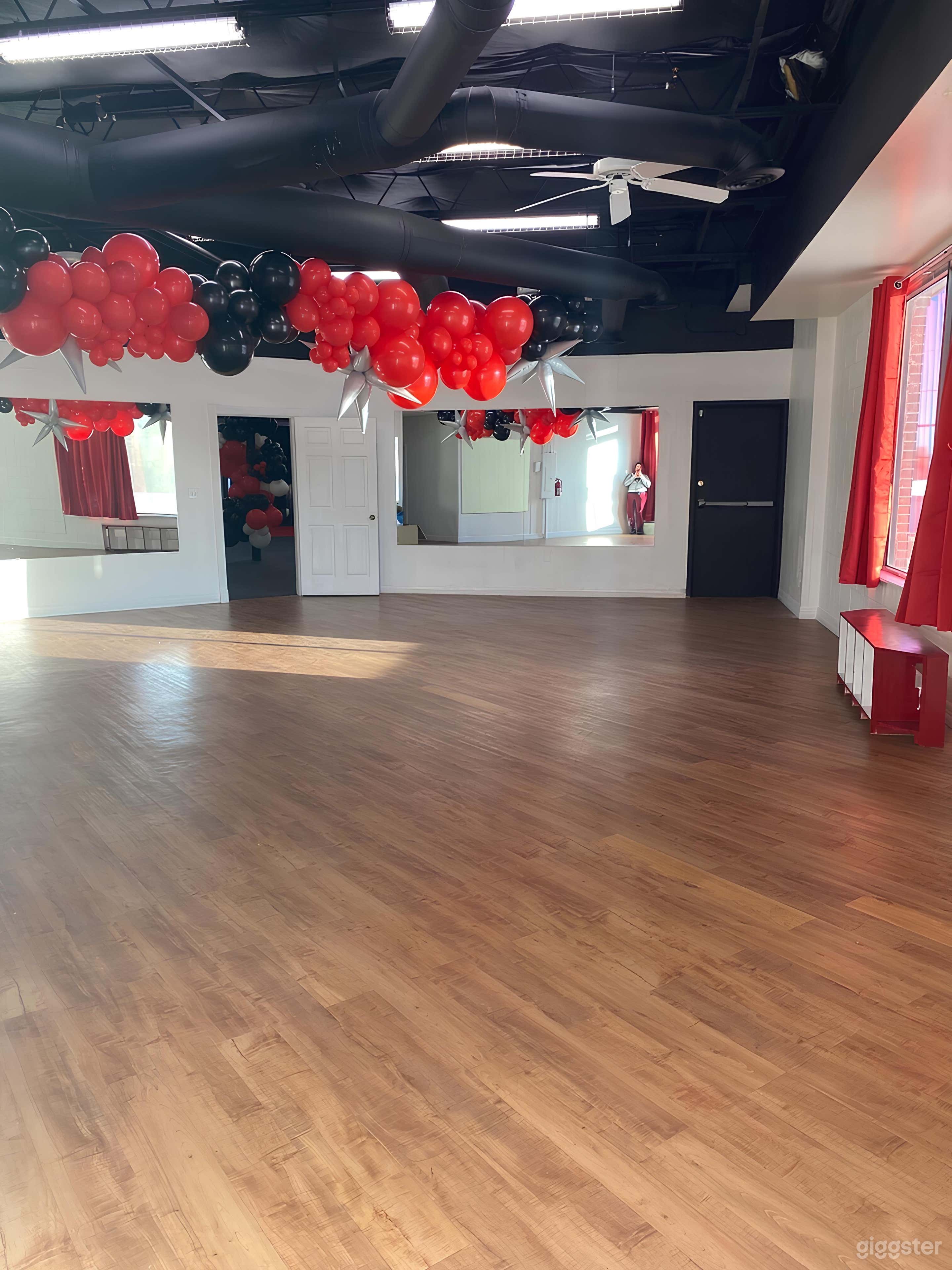 Versatile Studio with Natural Light Photo 3