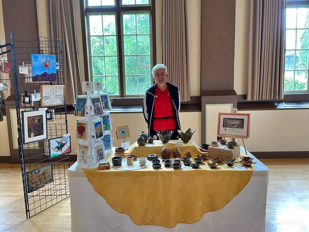 Captivating Retro-themed Hall Photo 4