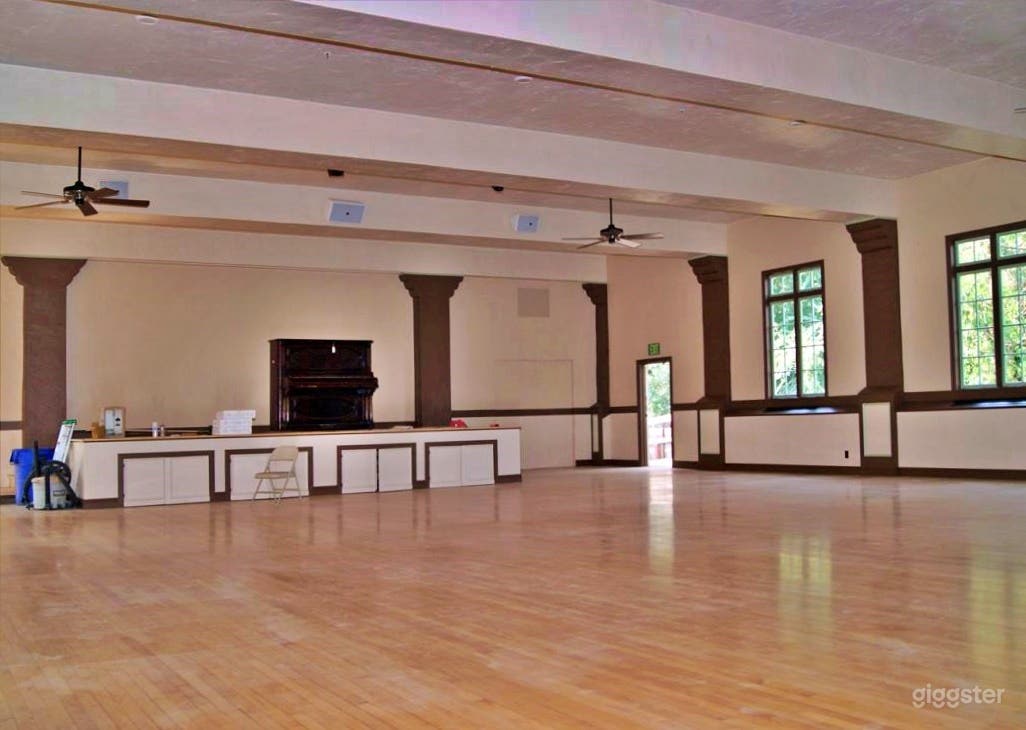 Captivating Retro-themed Hall Photo 1