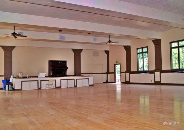  Captivating Retro-themed Hall 