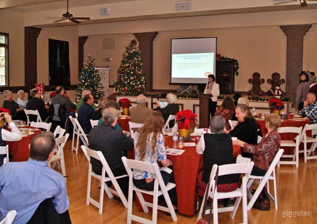 Captivating Retro-themed Hall Photo 3