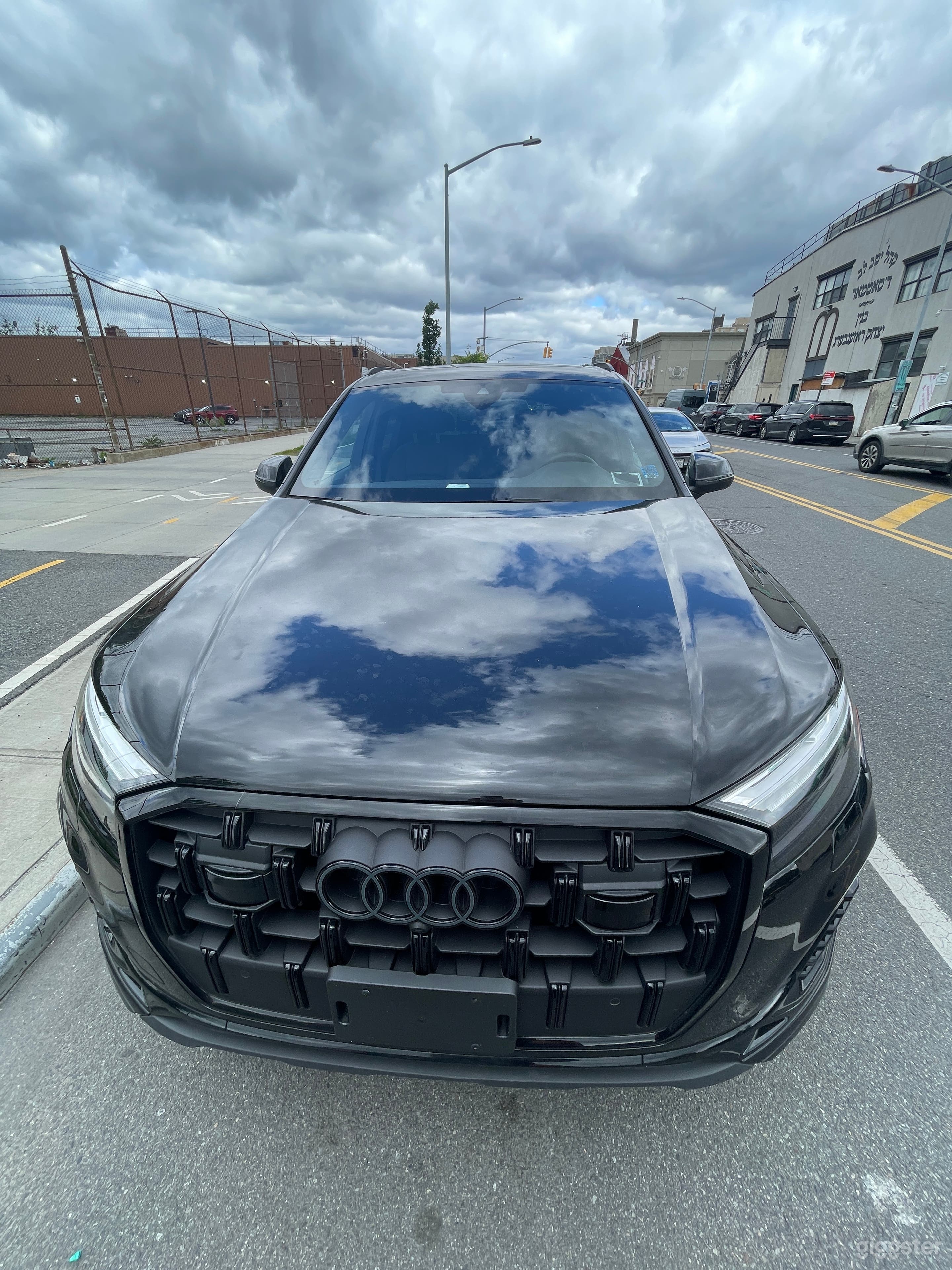 Sleek Audi Q7 with Panoramic Sunroof – Perfect for Photo 1