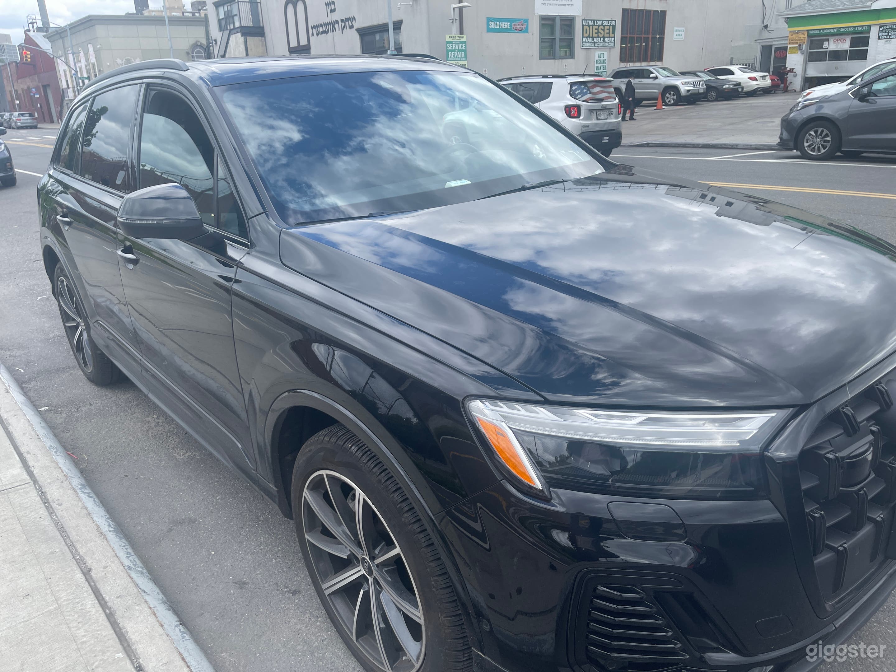 Sleek Audi Q7 with Panoramic Sunroof – Perfect for Photo 2