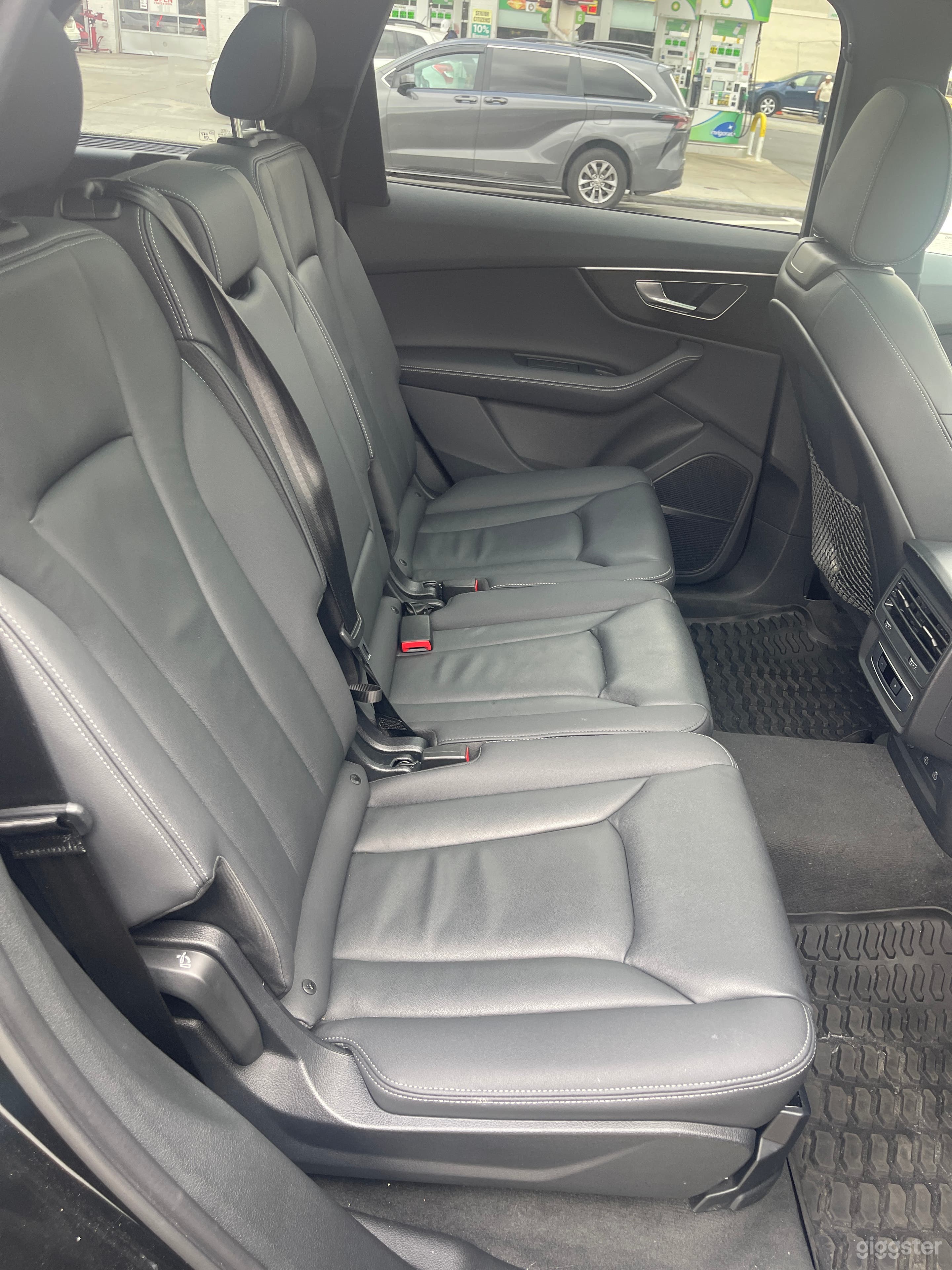 Sleek Audi Q7 with Panoramic Sunroof – Perfect for Photo 4