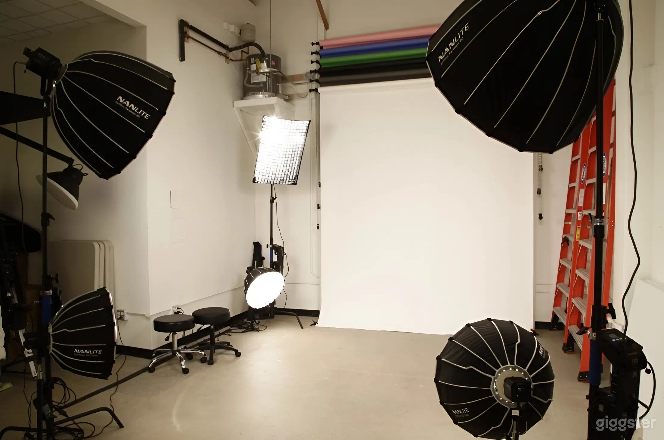 Professional Portrait Studio with Lighting & Backdrops Photo 4