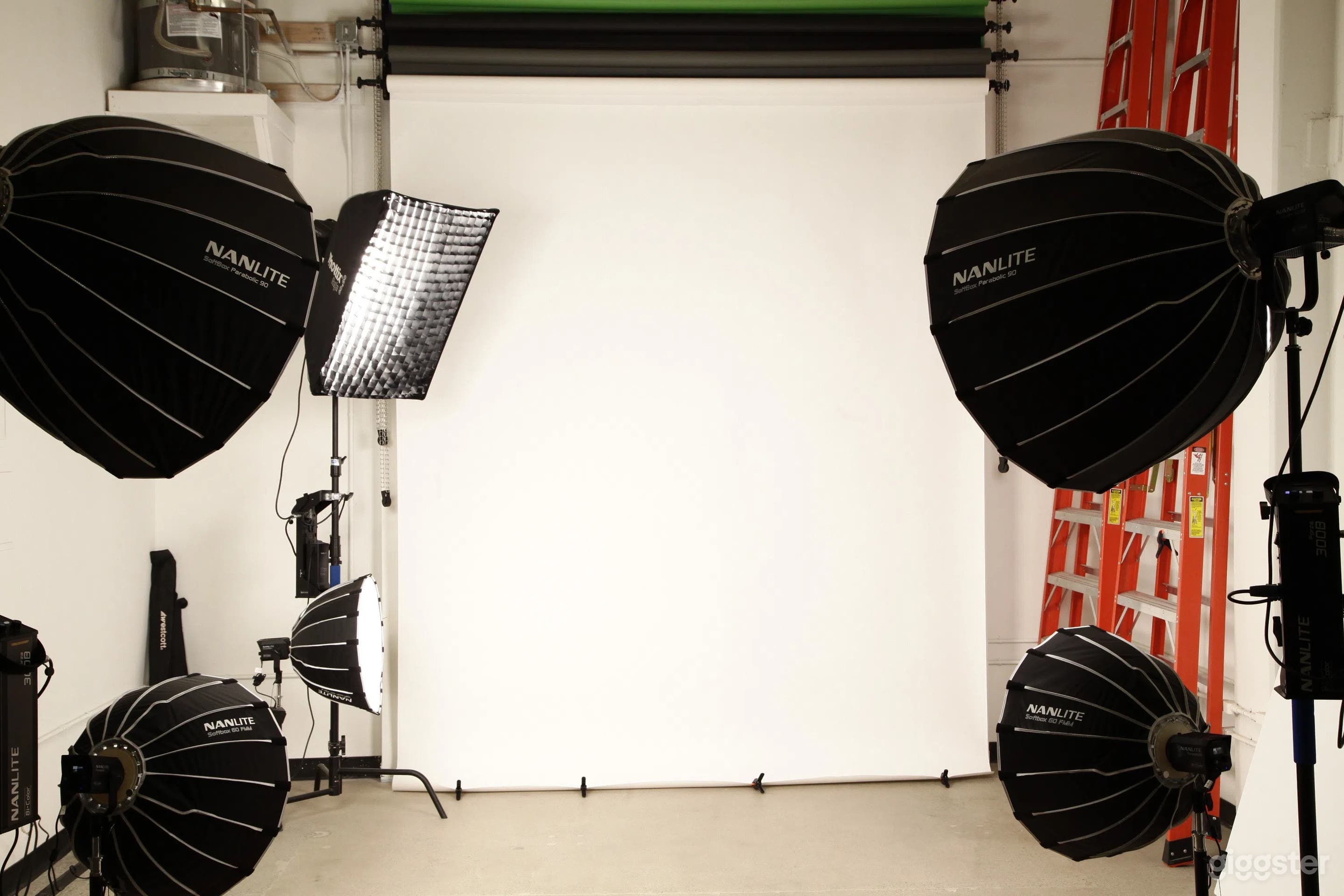 Professional Portrait Studio with Lighting & Backdrops Photo 2