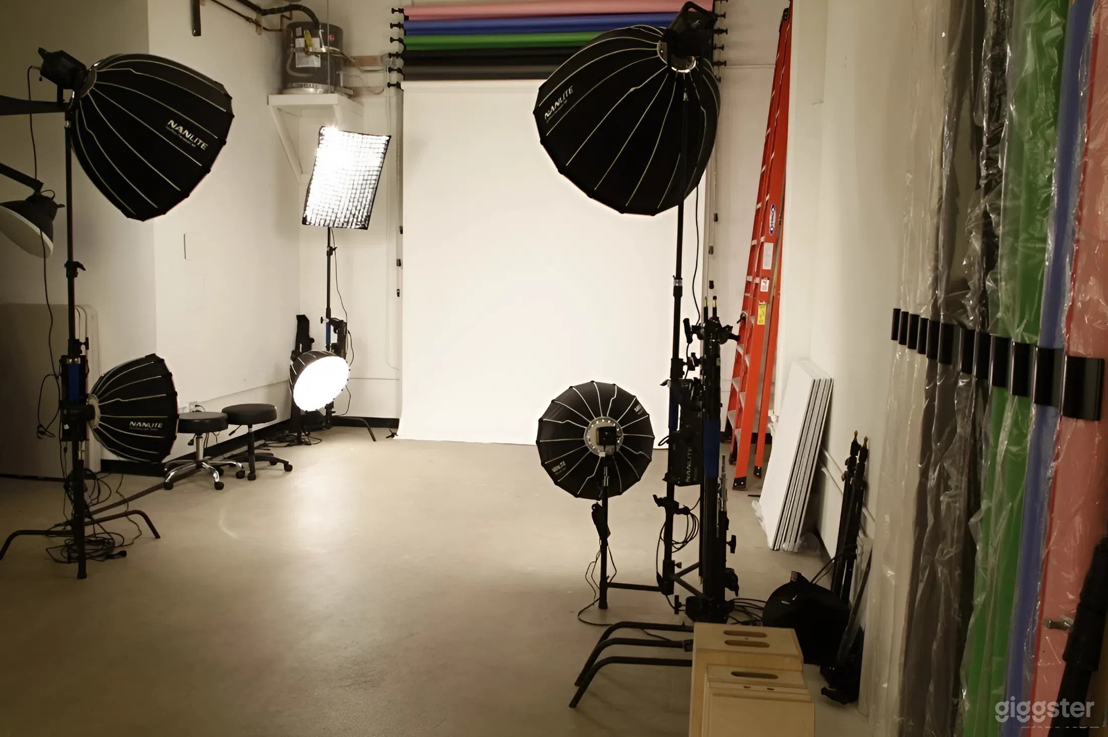 Professional Portrait Studio with Lighting & Backdrops Photo 3