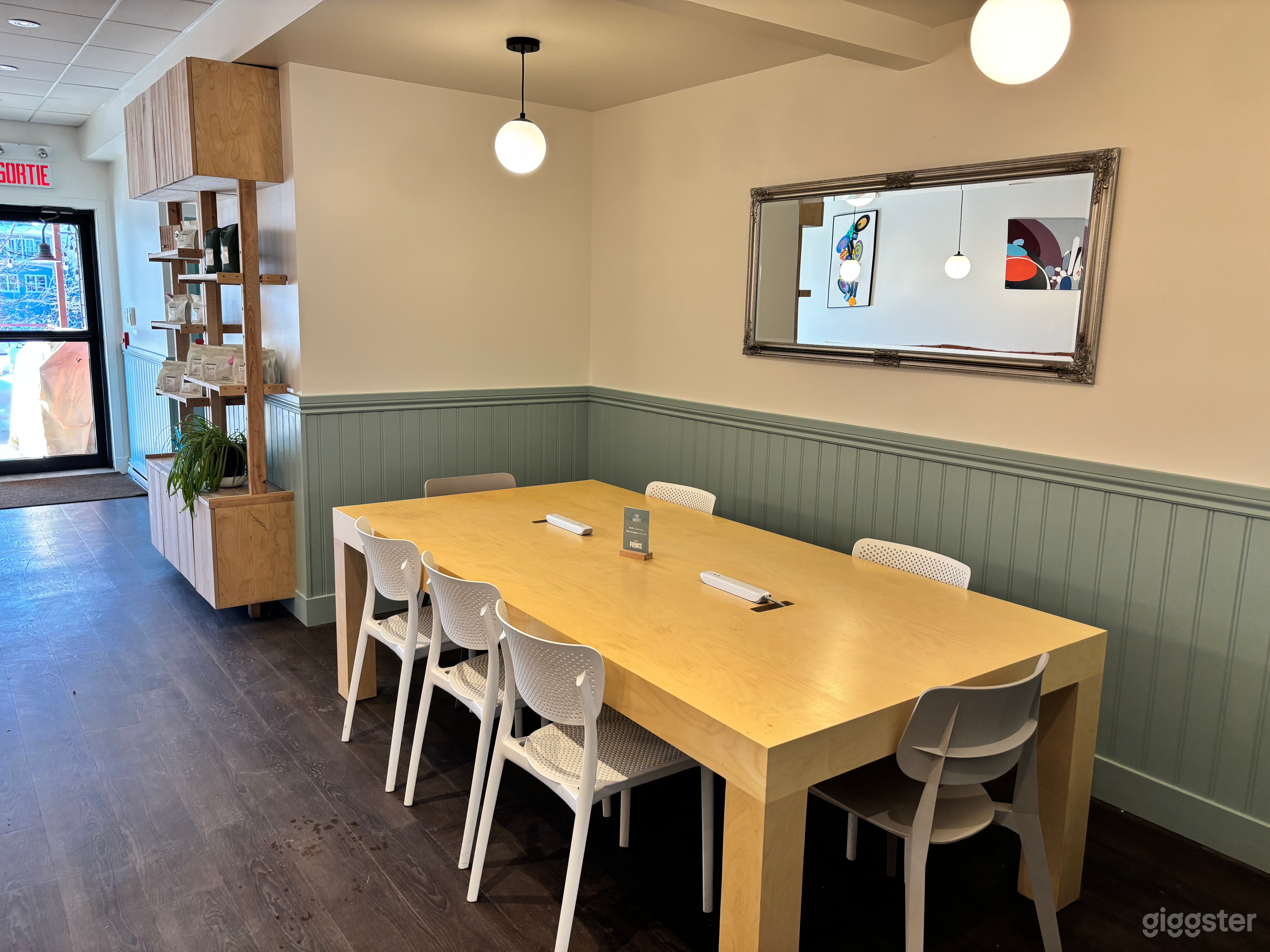 Cozy Riverside Event Space/Filming Location Photo 3