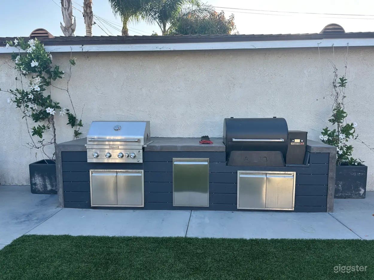 Clean Modern Backyard Photo 3