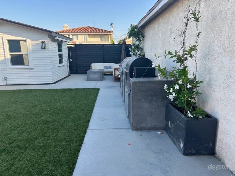  Clean Modern Backyard 