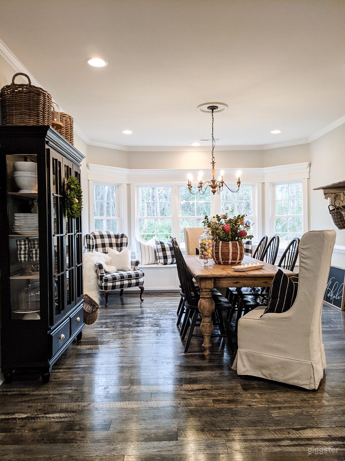 Ample natural lighting in dining room. Can accommodate any decor needed. 