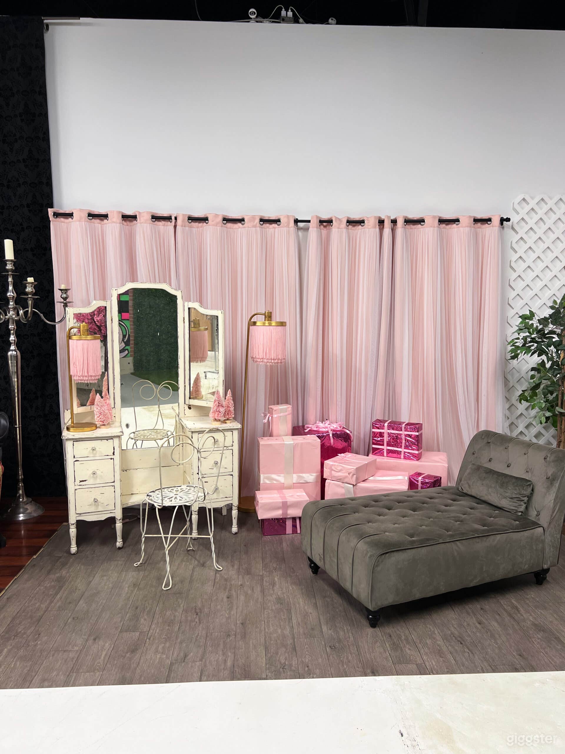 Multi-Themed Studio in North Houston - AVS 2 Photo 4