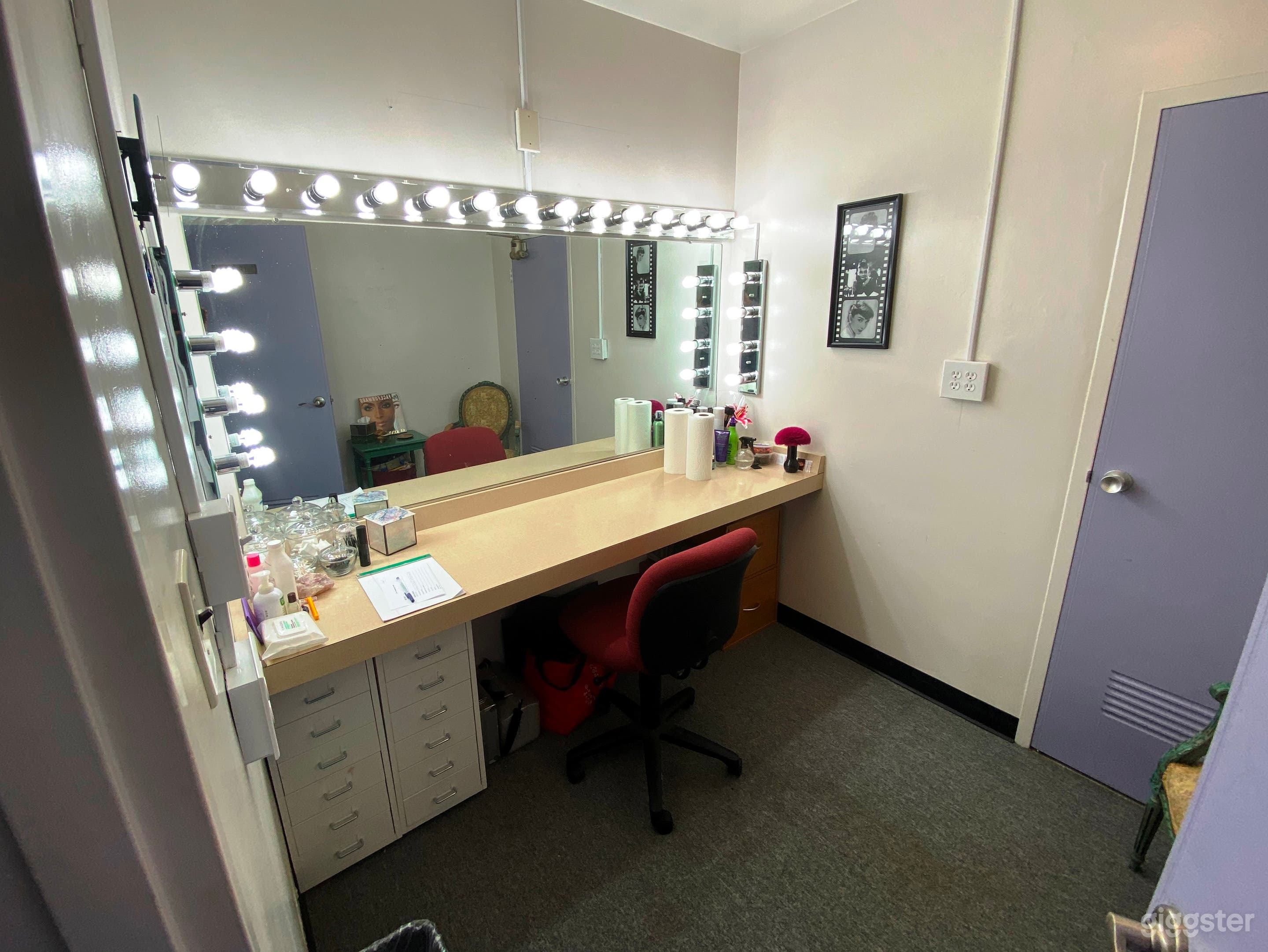 Makeup room with full spectrum balanced lighting