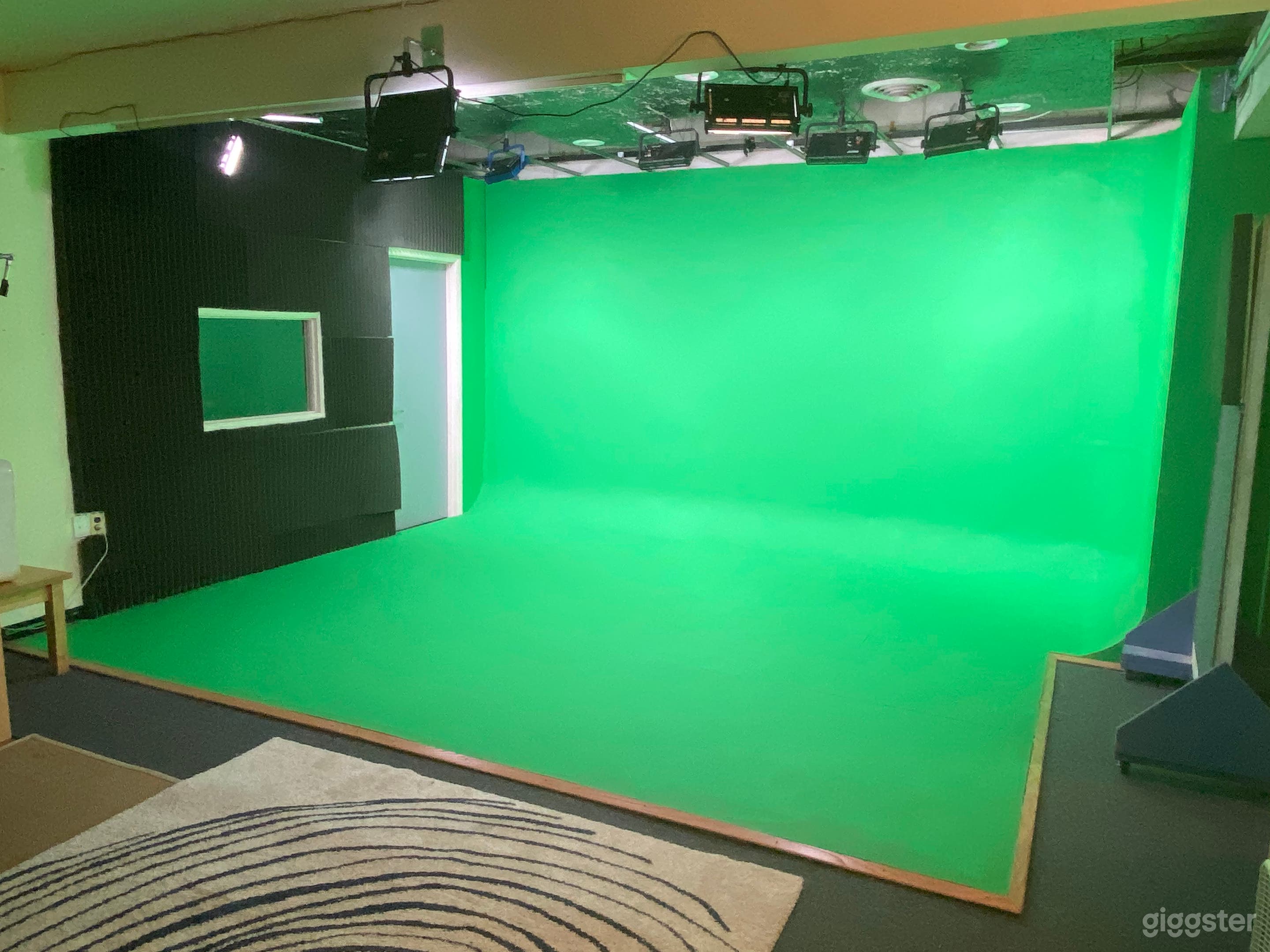 Green screen insert studio with built-in cyc and studio lighting