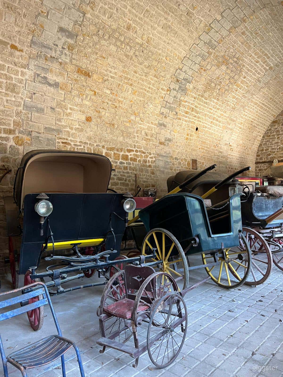 Photo de Historic Mansion Stables 3