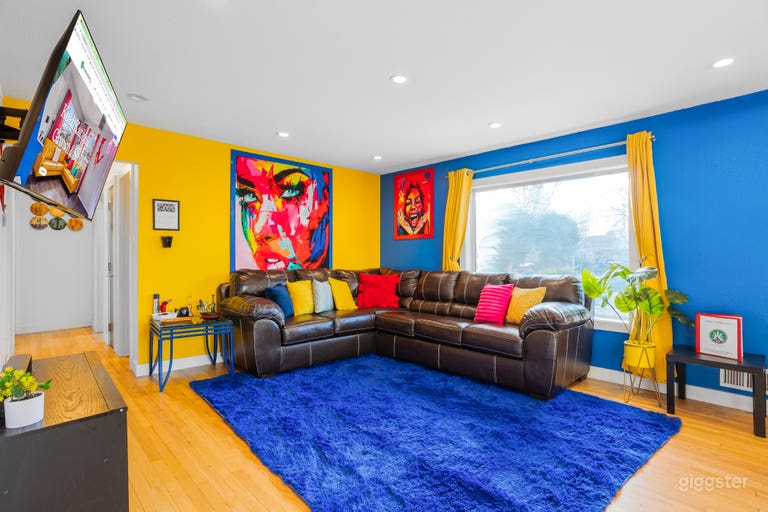  A living room bursting with color, offering a cheerful and welcoming atmosphere for relaxation and socializing 
