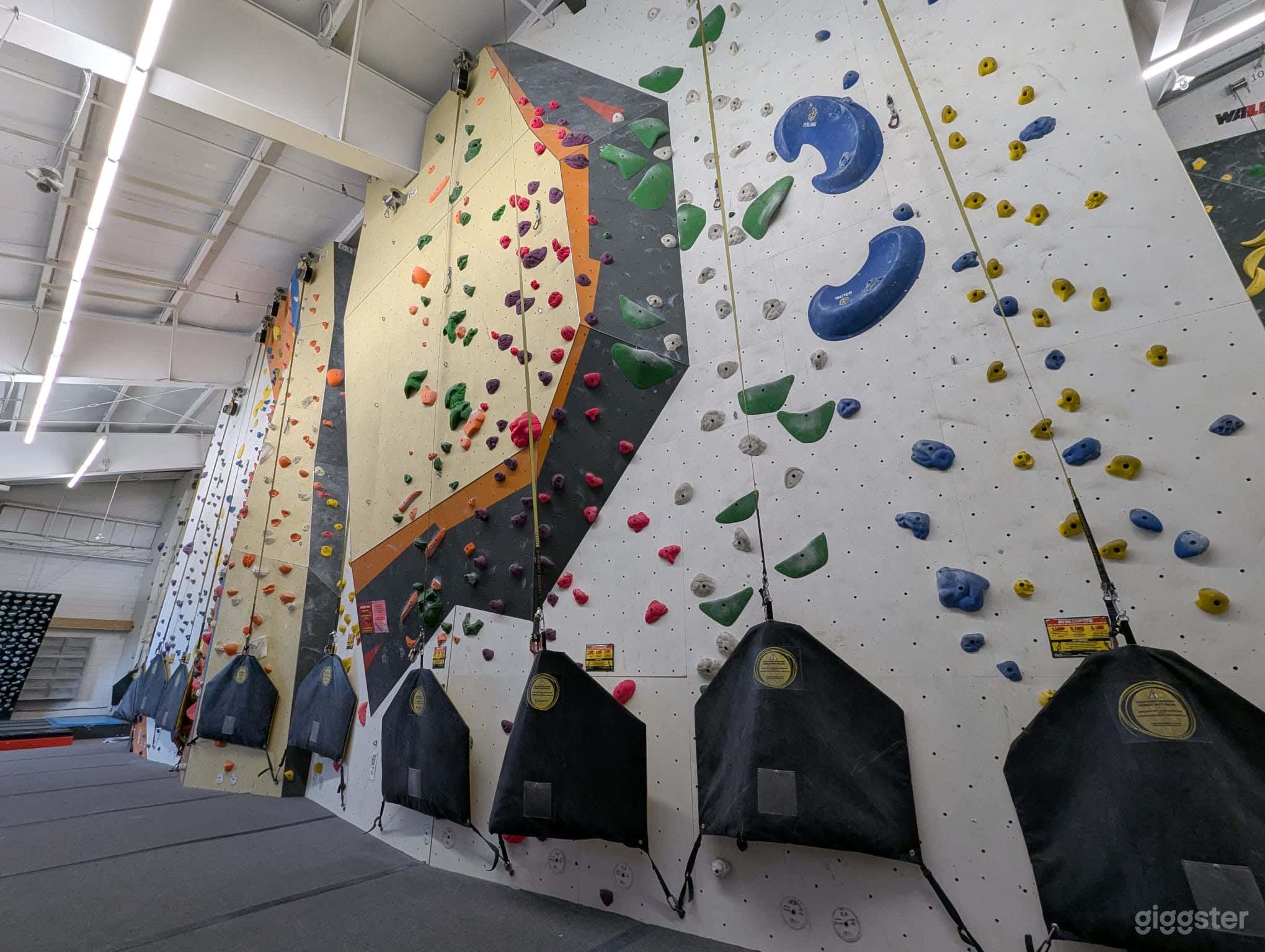 Bright &amp; Spacious Climbing Gym Photo 1