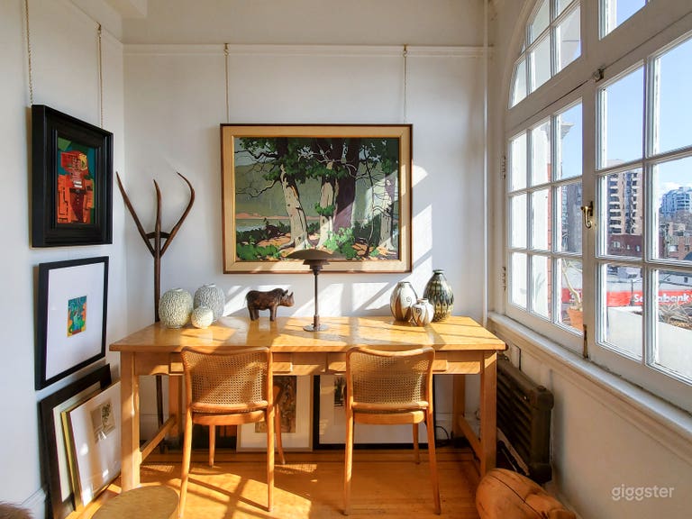  Sun-filled den/study with arched window - South facing exposure. 