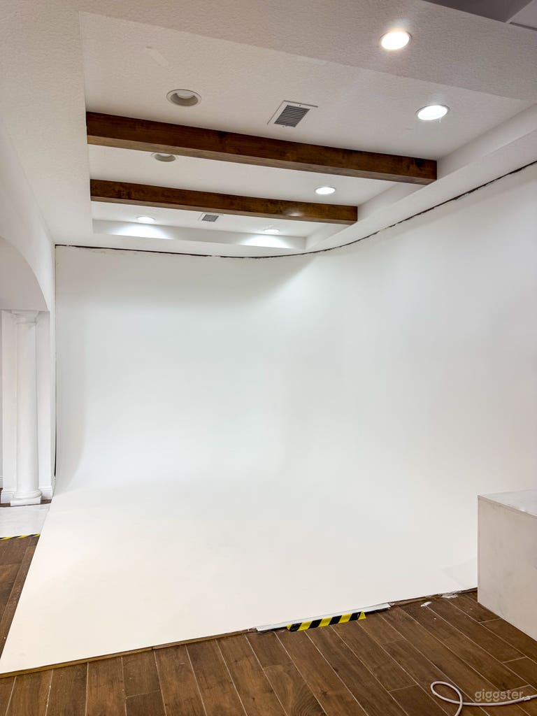  Multipurpose Photo Studio w/ Cyc Wall and Lighting Equipment 