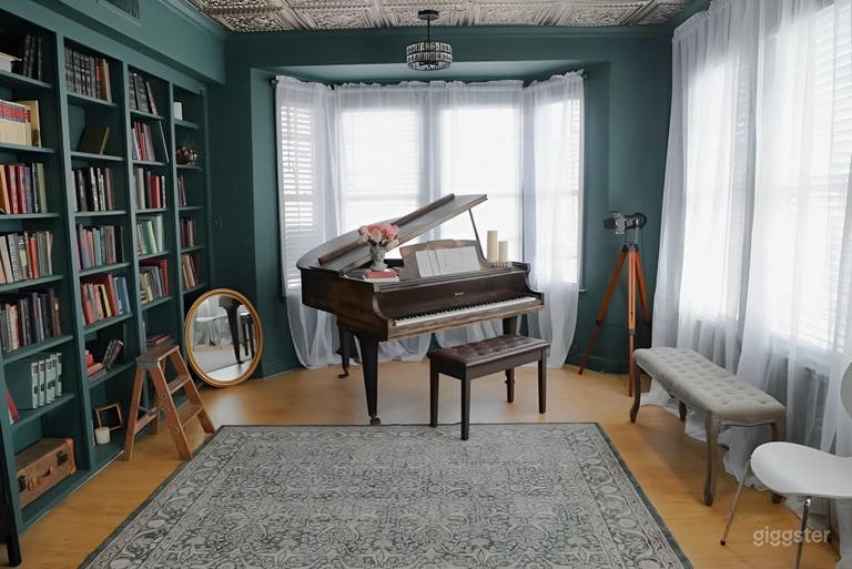  Estudio con luz natural con piano y fondos fotográficos 