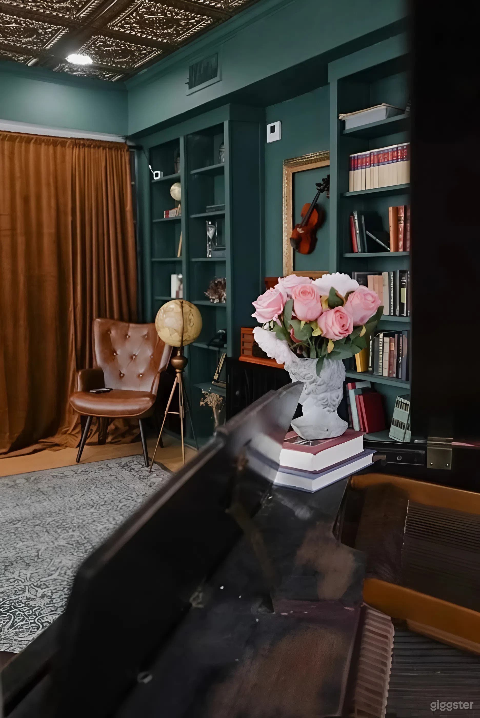 Natural Light Studio with Piano & Photo Backdrops Photo 3