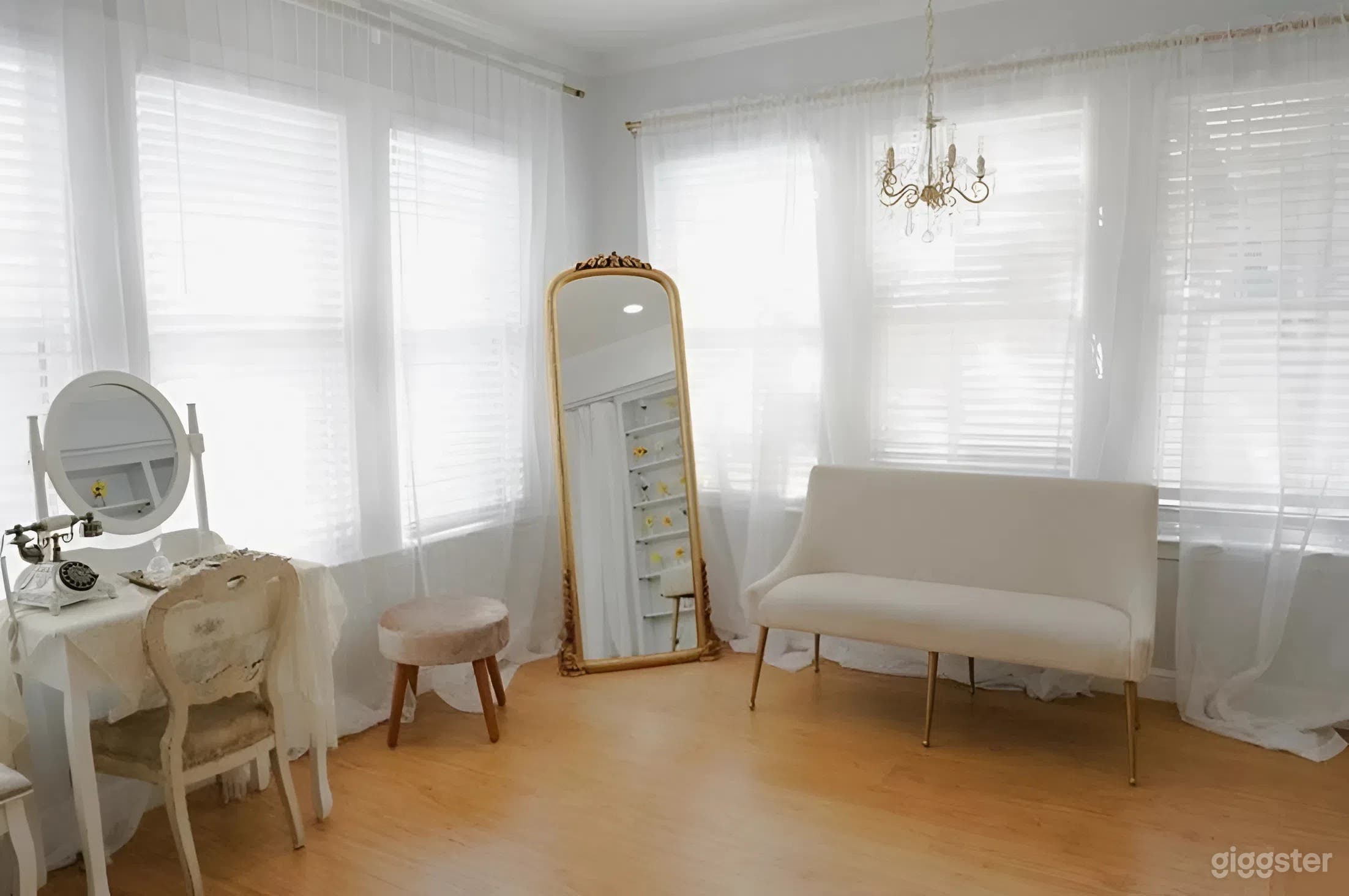 Natural Light Studio with Piano & Photo Backdrops Photo 4