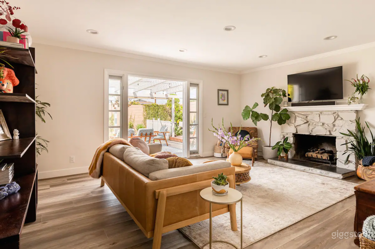  Huge Backyard in Modern Huntington Beach Home 