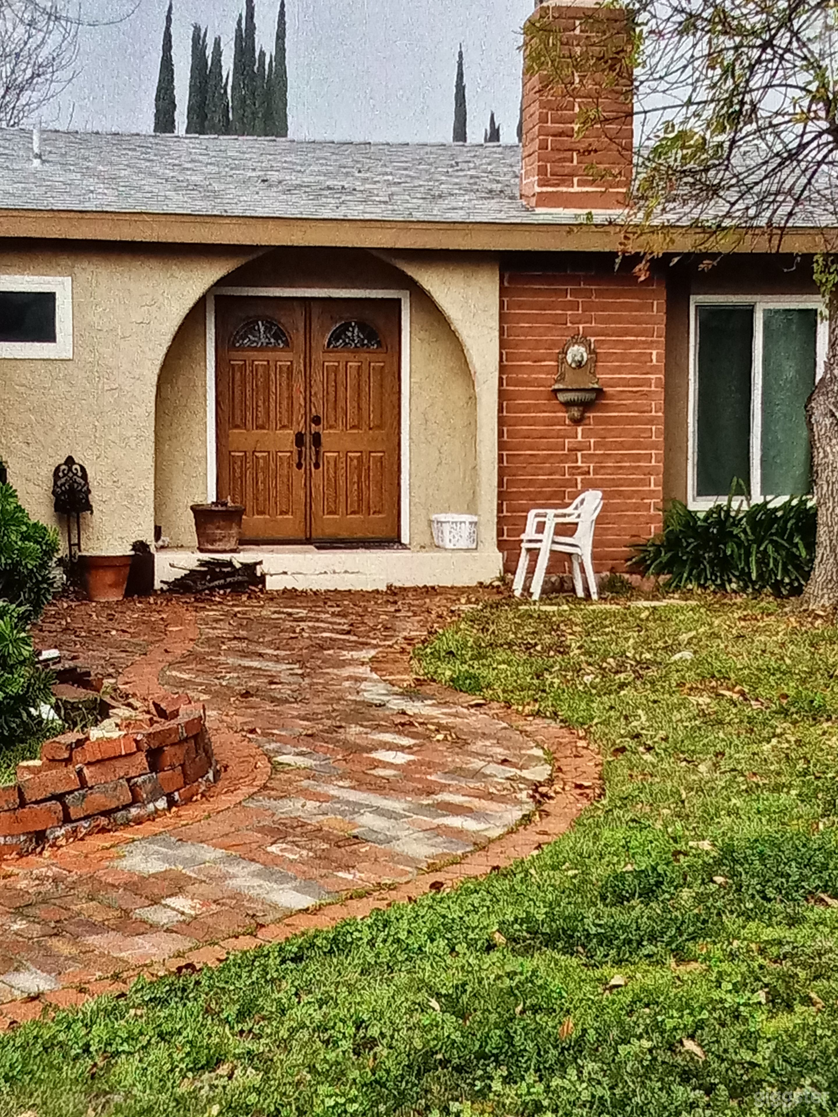 Double doors for easy loading.  The right side of the house has a walk way to the back yard for easy equipment access.