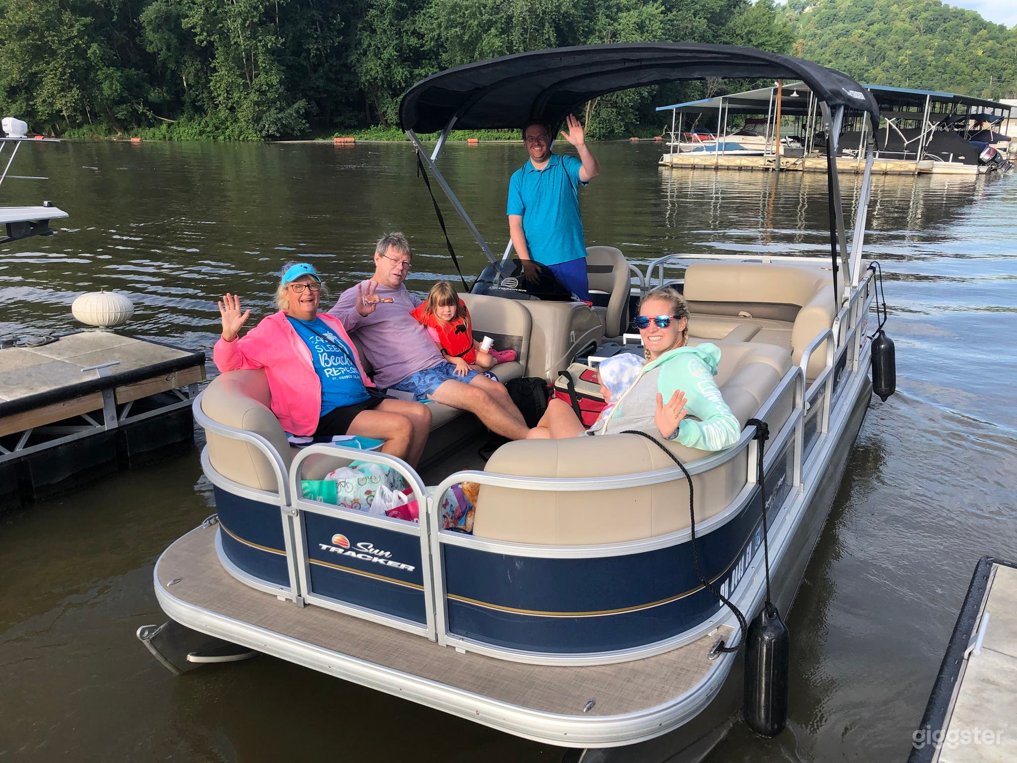Pontoon Boat for 8 People Photo 4