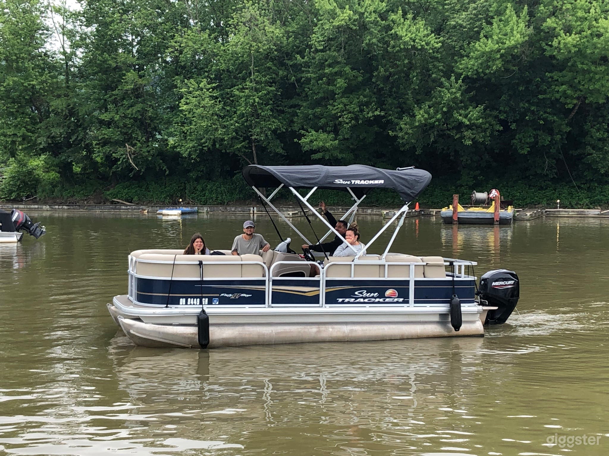 Pontoon Boat for 8 People Photo 1