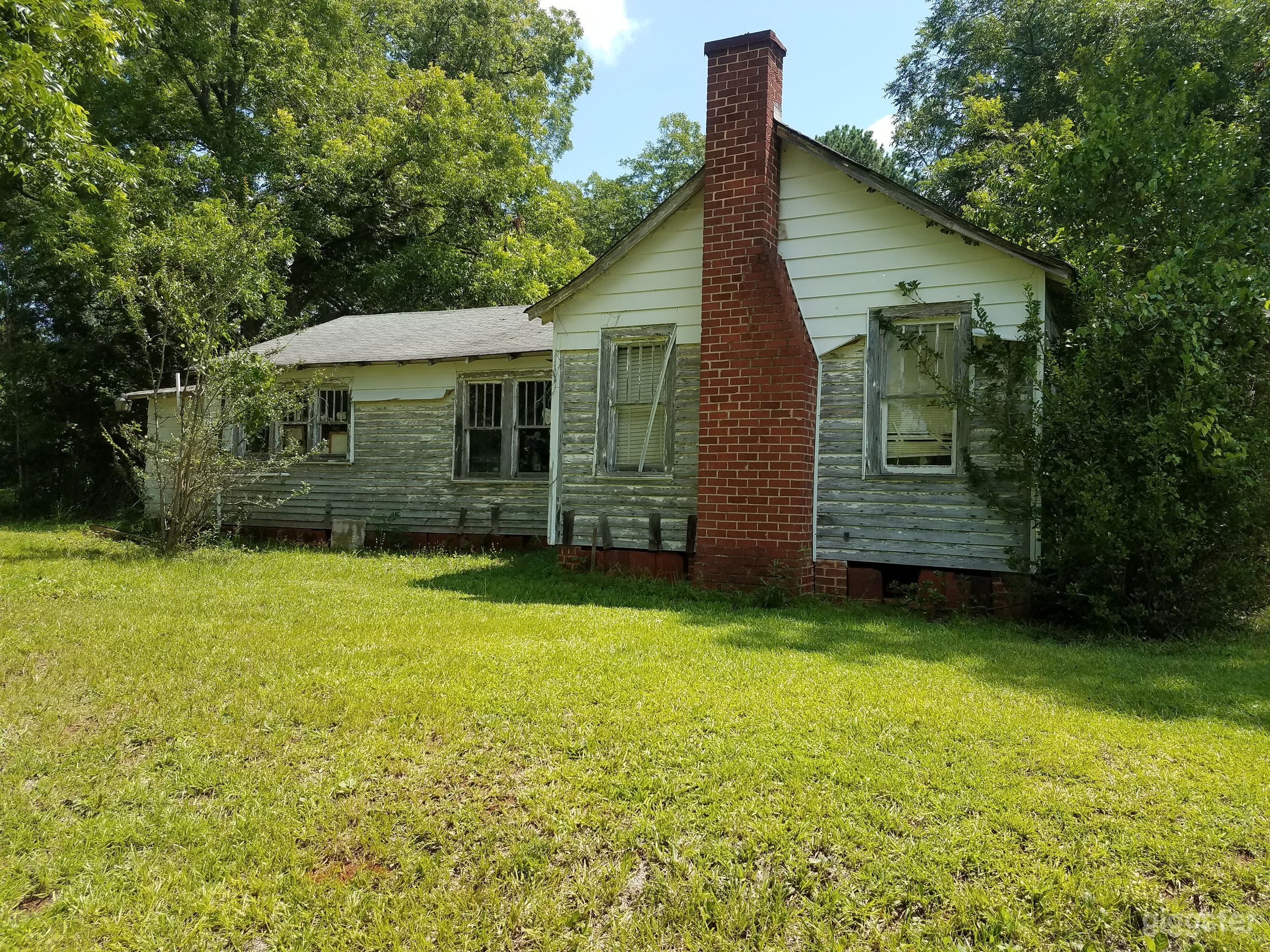 House View.  It is empty and cab used for exterior and interior shots.  Lights work in the property for night time filming