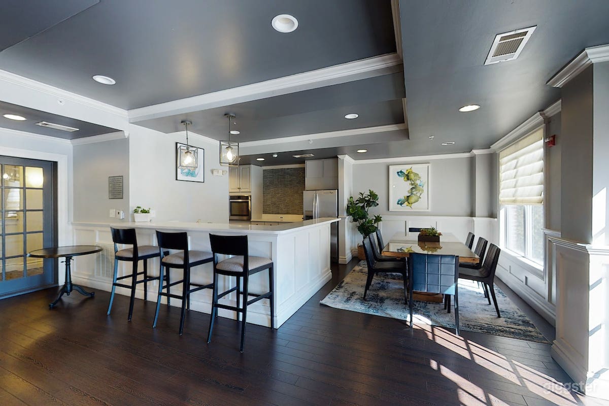 Cozy, Spacious Lounge in Peabody Photo 4