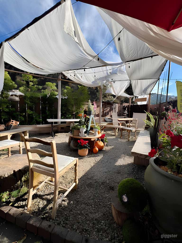  Garden Oasis with Groovy Warehouse Vibes 