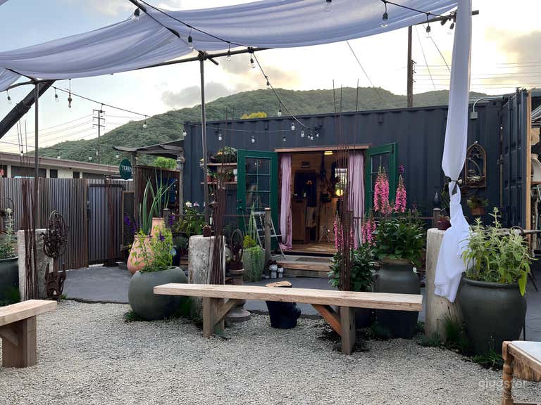  Garden Oasis with Groovy Warehouse Vibes 