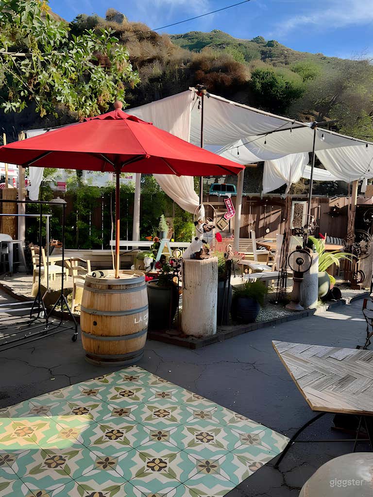  Garden Oasis with Groovy Warehouse Vibes 