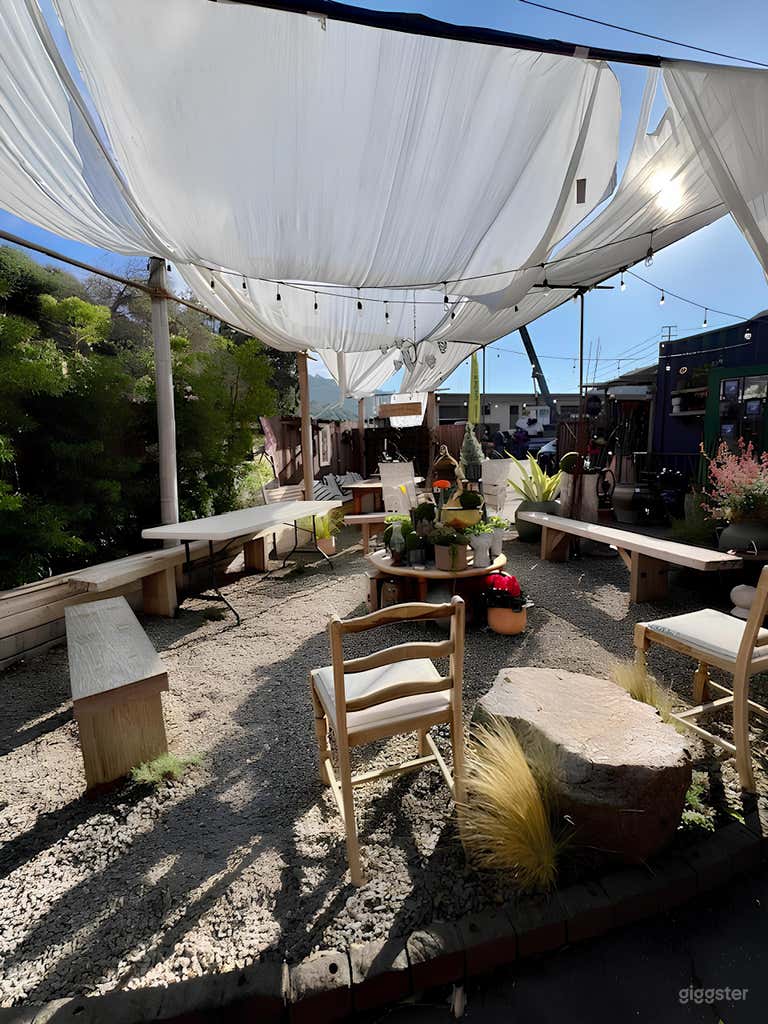  Garden Oasis with Groovy Warehouse Vibes 