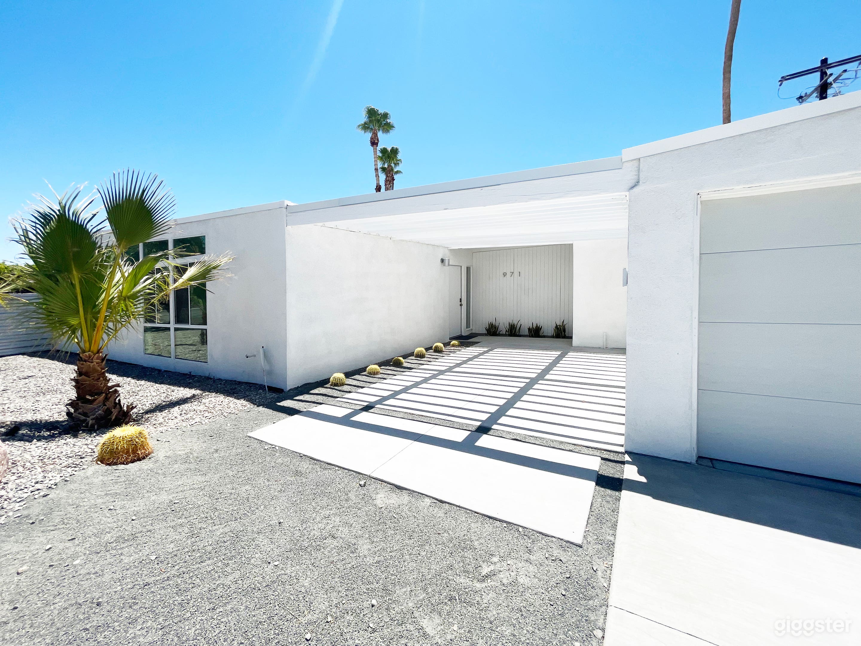 William Krisel designed Alexander Home.  Facade