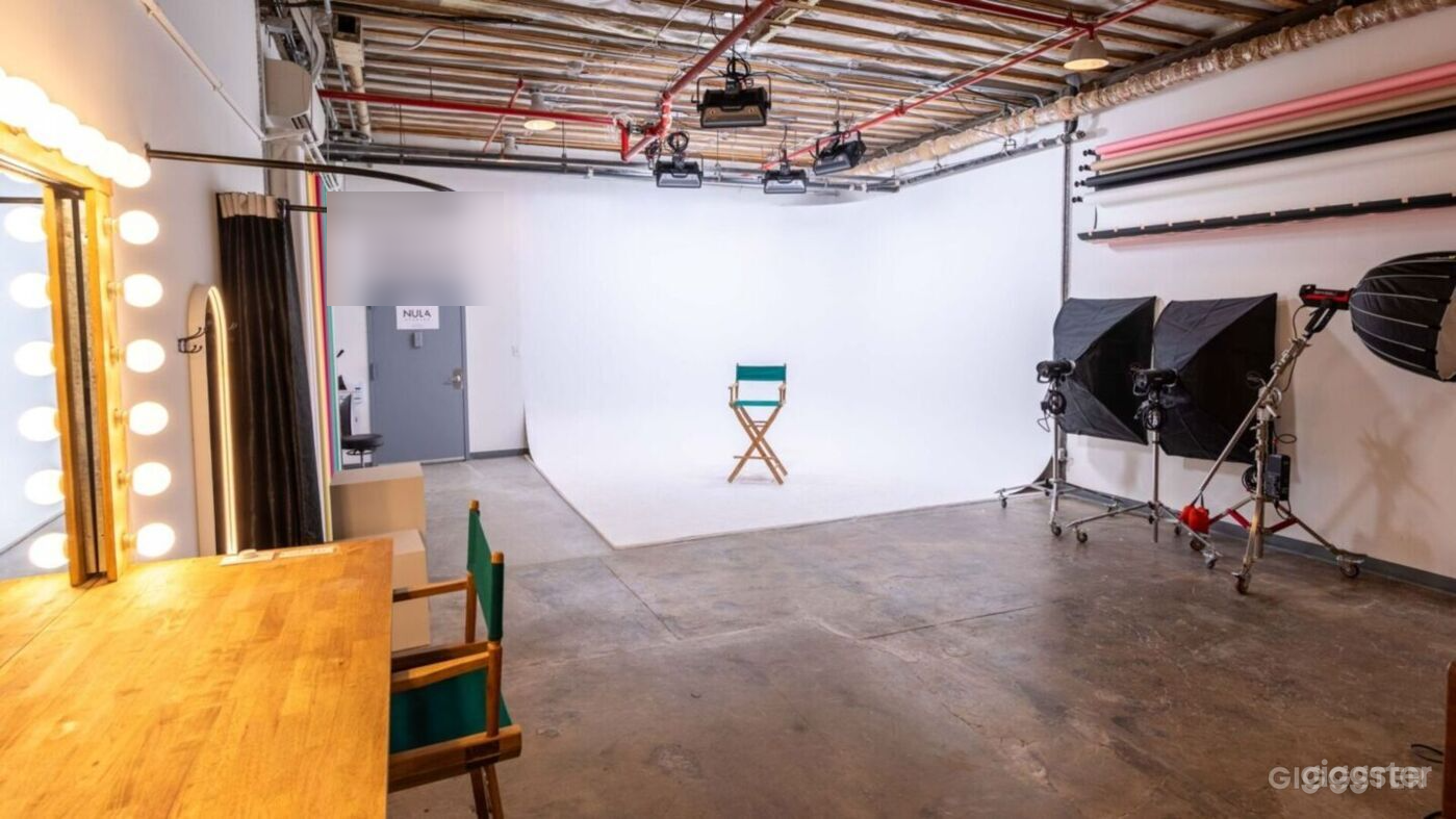 Pre-Lit RGBW Cyclorama Studio in East Williamsburg Photo 3