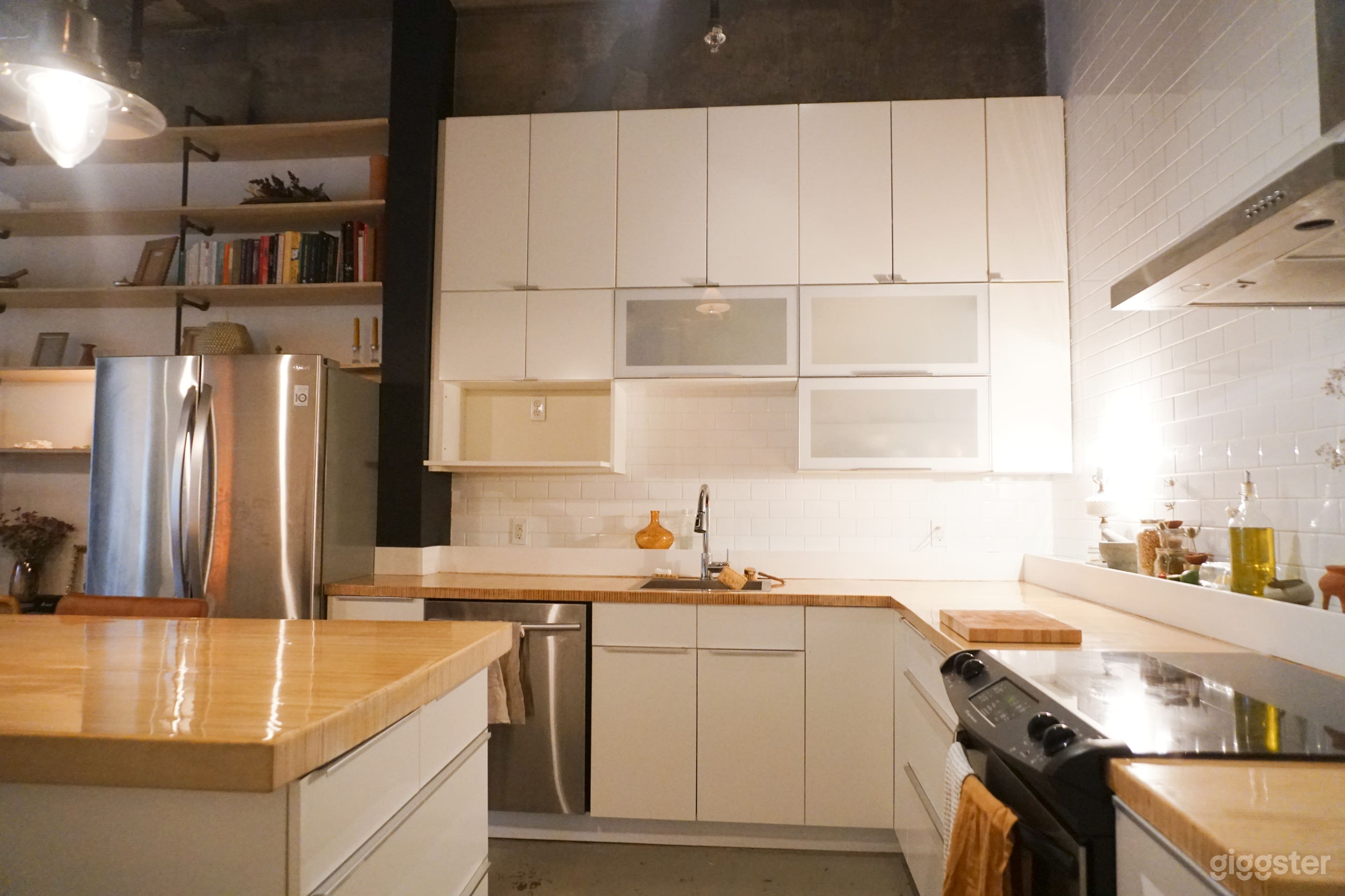 The Happy Yellow Loft | Creative Conversations and Dining Photo 4