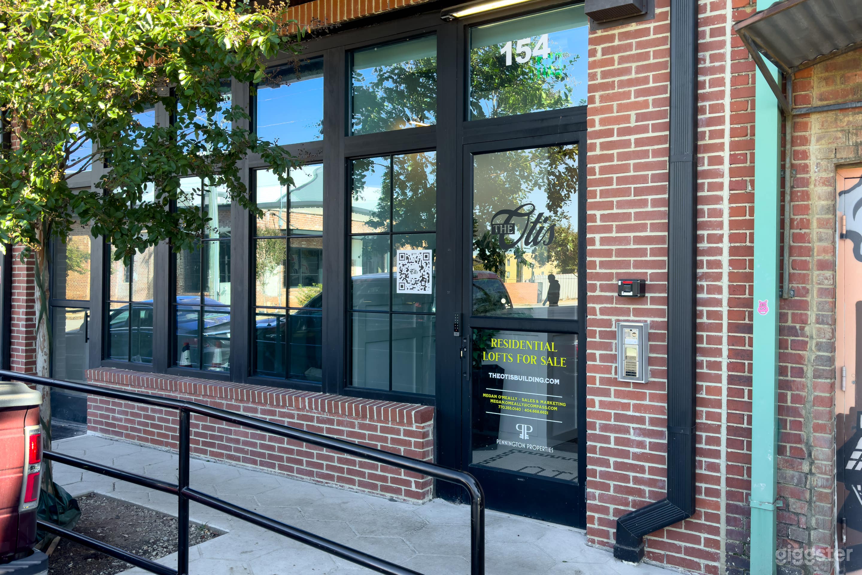 Benz View Penthouse w Rooftop, Secure Parking #302 Photo 2